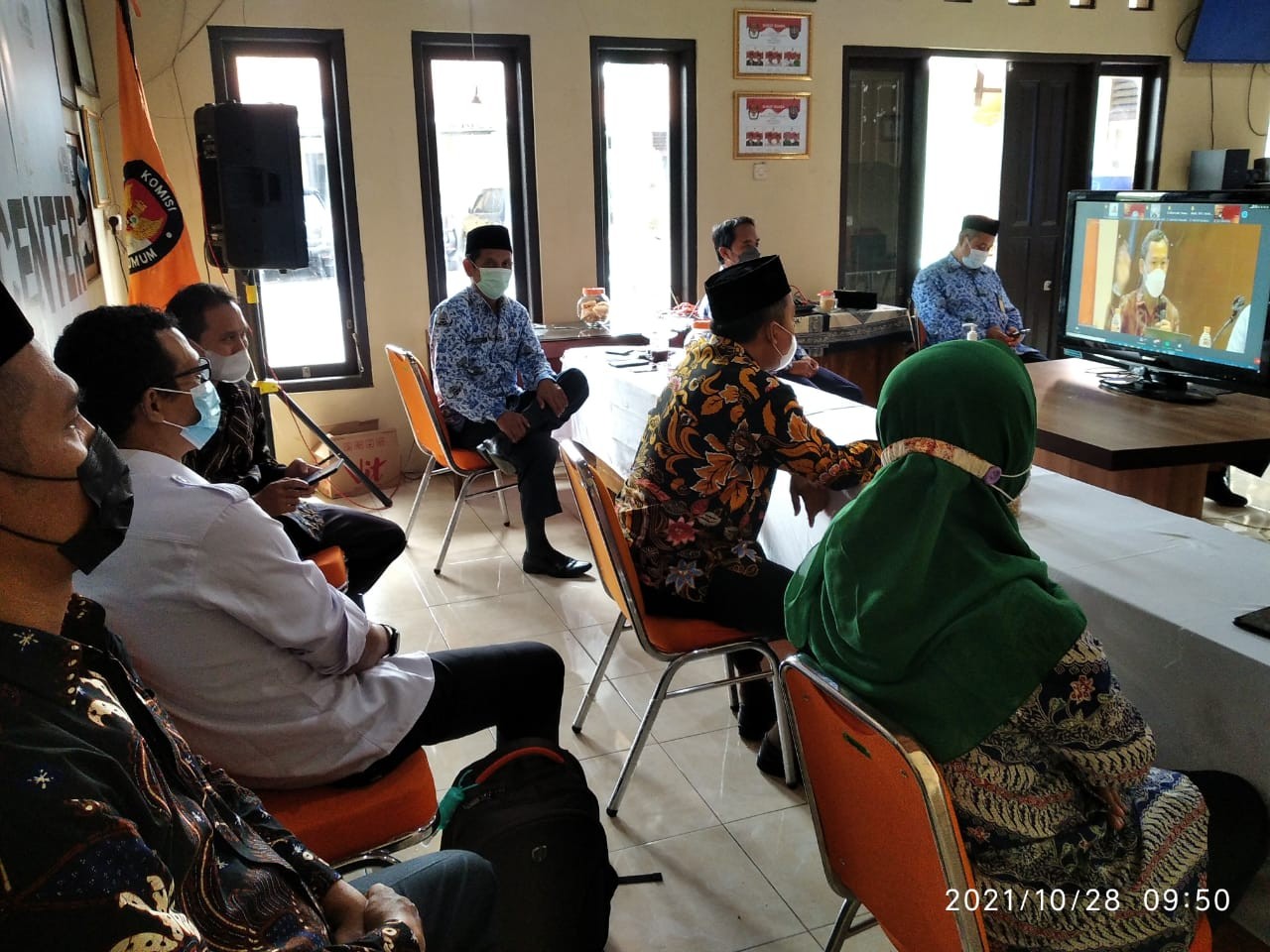 Jajaran KPU dan Sekretariat sedang mengikuti pemaparan Bimtek (Foto : dok KPU)